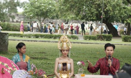 Busana Jawa Kuno: Simbol Sosial, Identitas, dan Etika Berpakaian