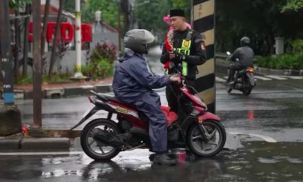 Polisi Edukasi Pemotor Lawan Arah Pendekatan Humanis