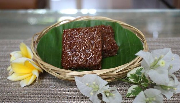 Cita Rasa Manis Legit dan Makna Budaya dalam Setiap Gigitan