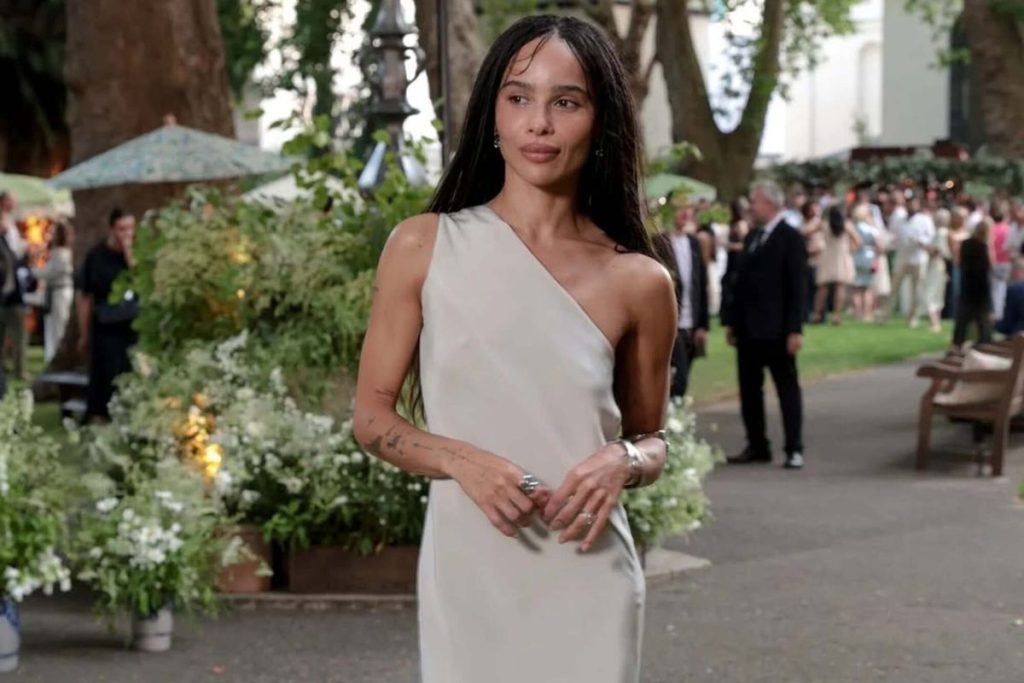 Zoë Kravitz mengenakan gaun putih elegan dengan cincin tunangan berlian saat menghadiri pesta musim panas di London.
