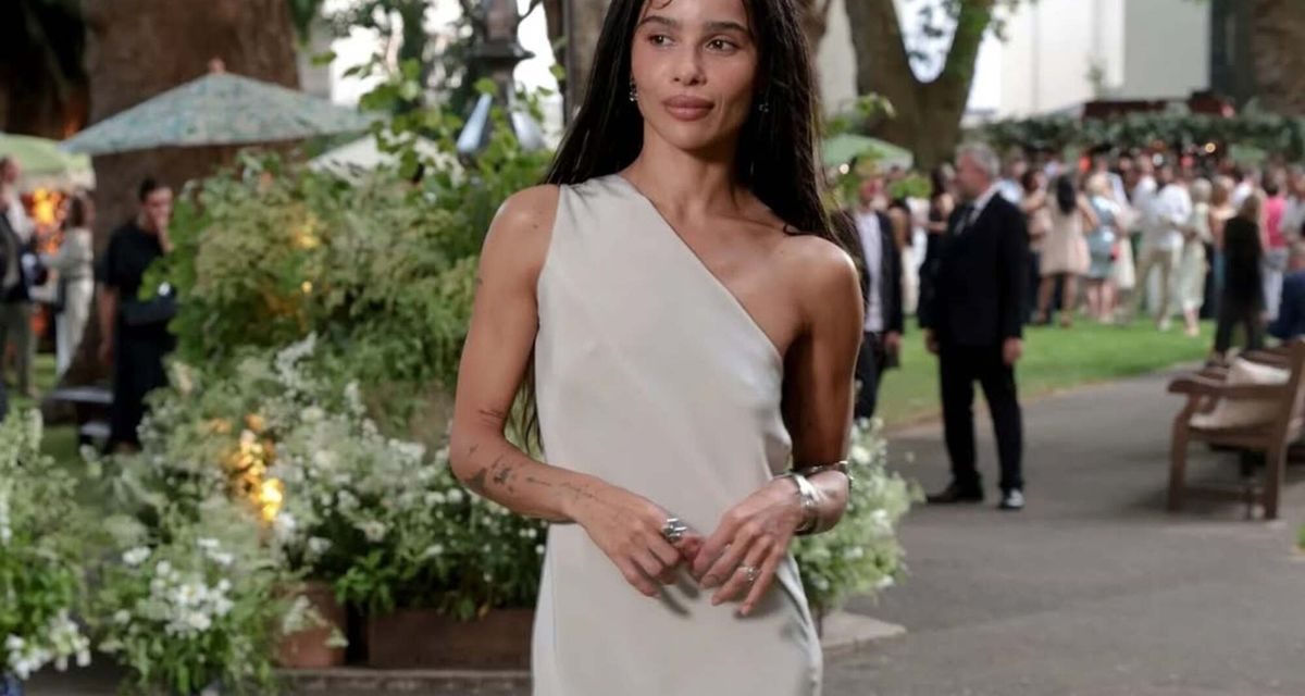 Zoë Kravitz Curi Perhatian dengan Gaun Putih Elegan di London