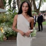 Zoë Kravitz Curi Perhatian dengan Gaun Putih Elegan di London