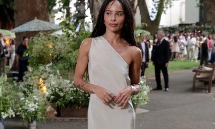 Zoë Kravitz Curi Perhatian dengan Gaun Putih Elegan di London