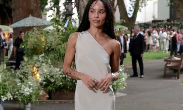 Zoë Kravitz Curi Perhatian dengan Gaun Putih Elegan di London