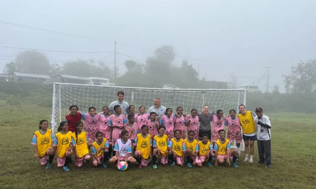 Hamburger SV Women Latih Anak Perempuan di TTS NTT