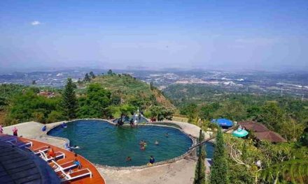 10 Kolam Mata Air Pegunungan yang Bikin Liburan Makin Segar
