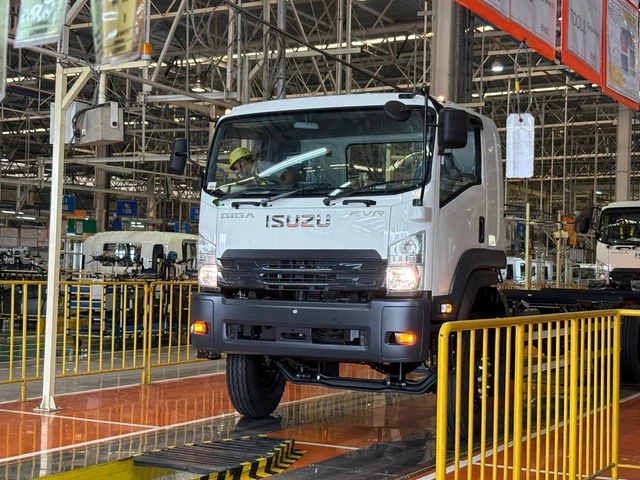 Pabrik Isuzu Karawang merayakan pencapaian produksi 300 ribu unit kendaraan komersial dengan dukungan investasi dan teknologi manufaktur modern.