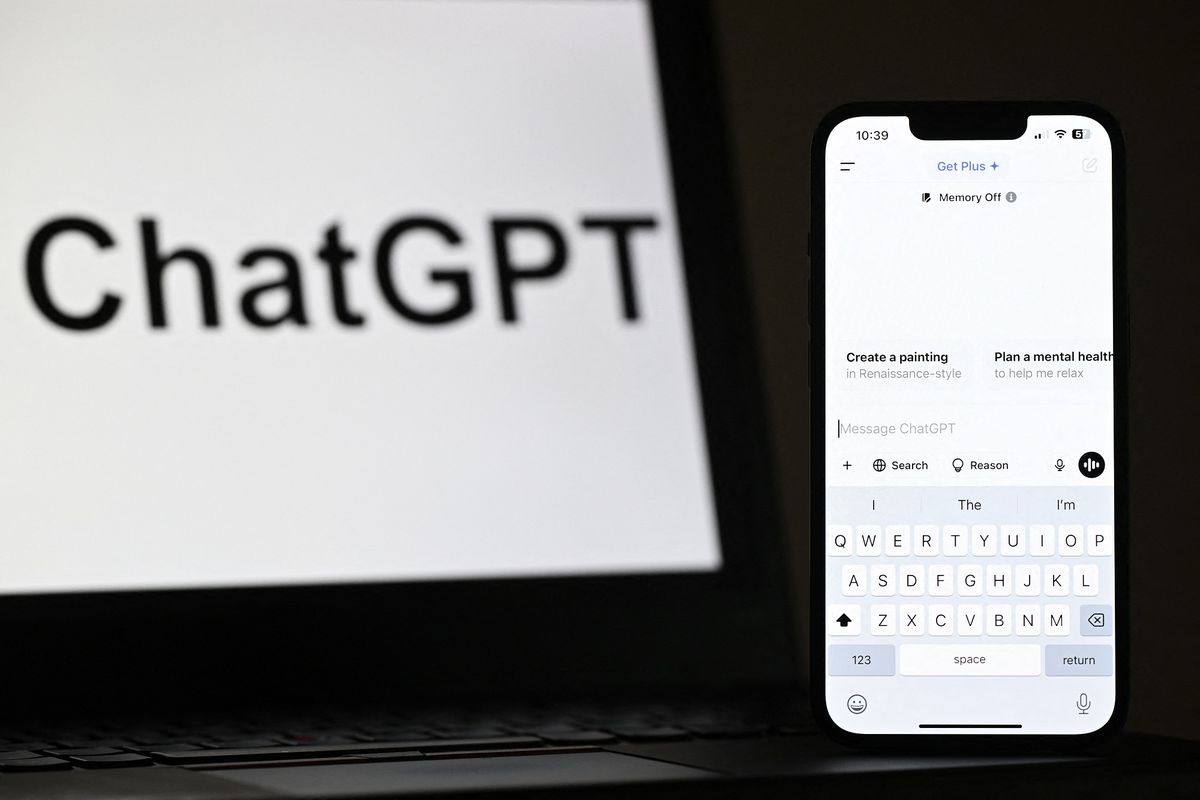 Ilustrasi ChatGPT saat digunakan di perangkat laptop dan smartphone
