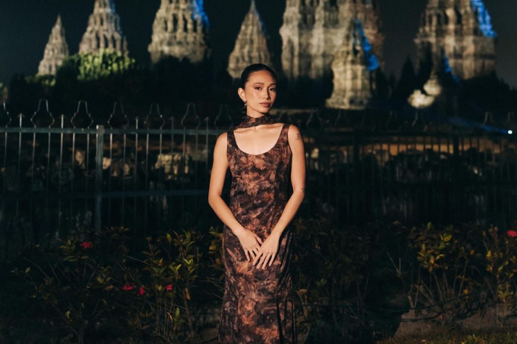 NIKI Zefanya tampil dengan dress motif cokelat hitam di Prambanan Jazz Festival 2026