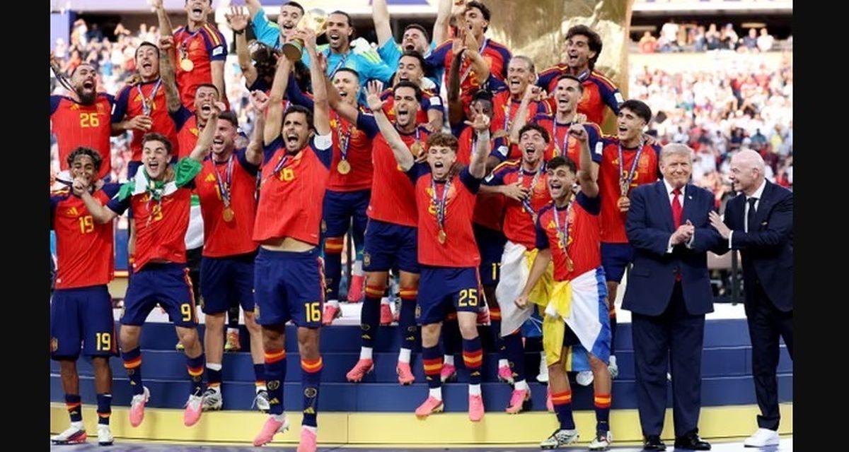 Trump Jadi Sorotan Usai Bertahan di Panggung Perayaan Juara Piala Dunia 2026