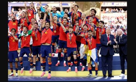 Trump Jadi Sorotan Usai Bertahan di Panggung Perayaan Juara Piala Dunia 2026