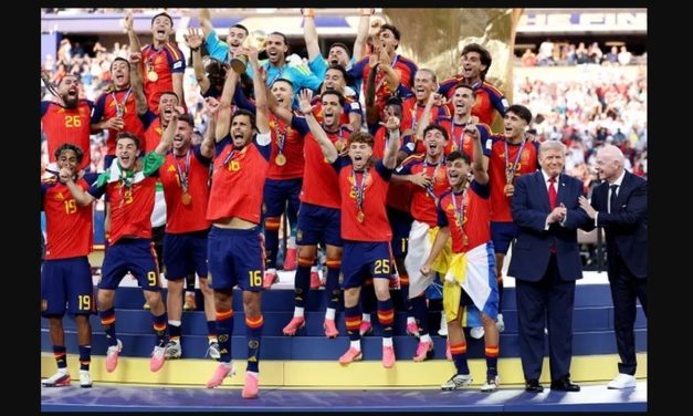 Trump Jadi Sorotan Usai Bertahan di Panggung Perayaan Juara Piala Dunia 2026