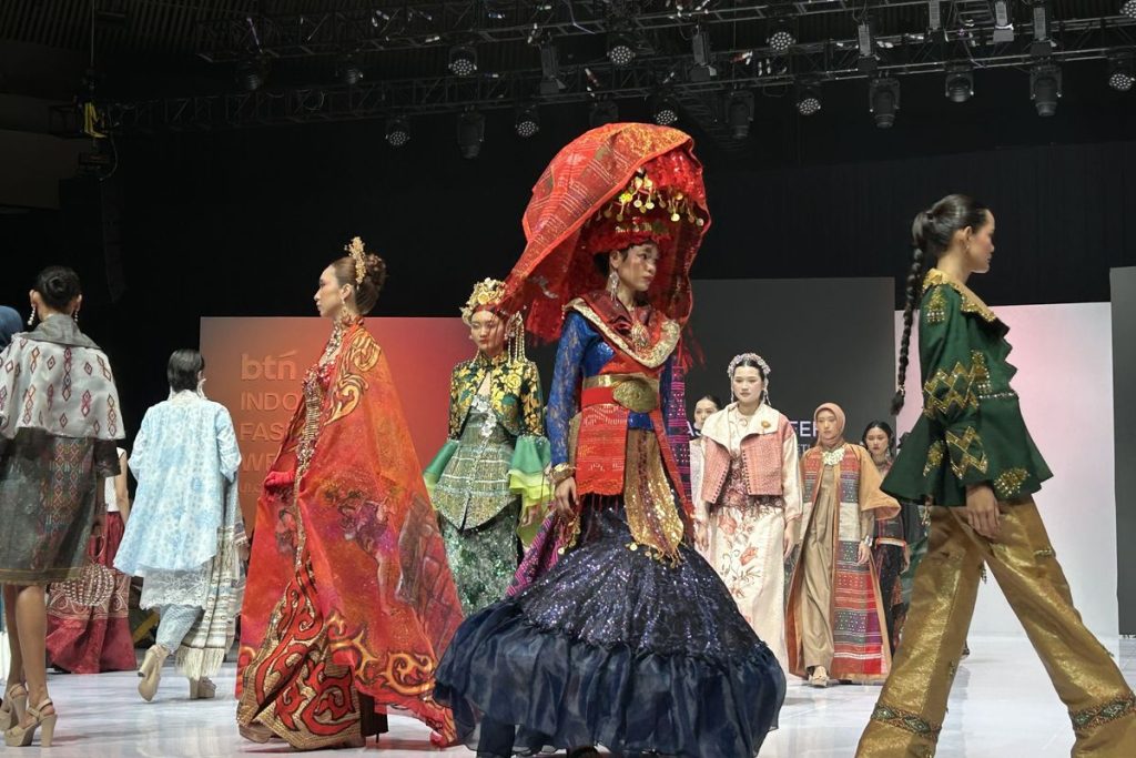 Pembukaan BTN Indonesia Fashion Week 2026 di JICC Jakarta dengan tema Ulos Simetria