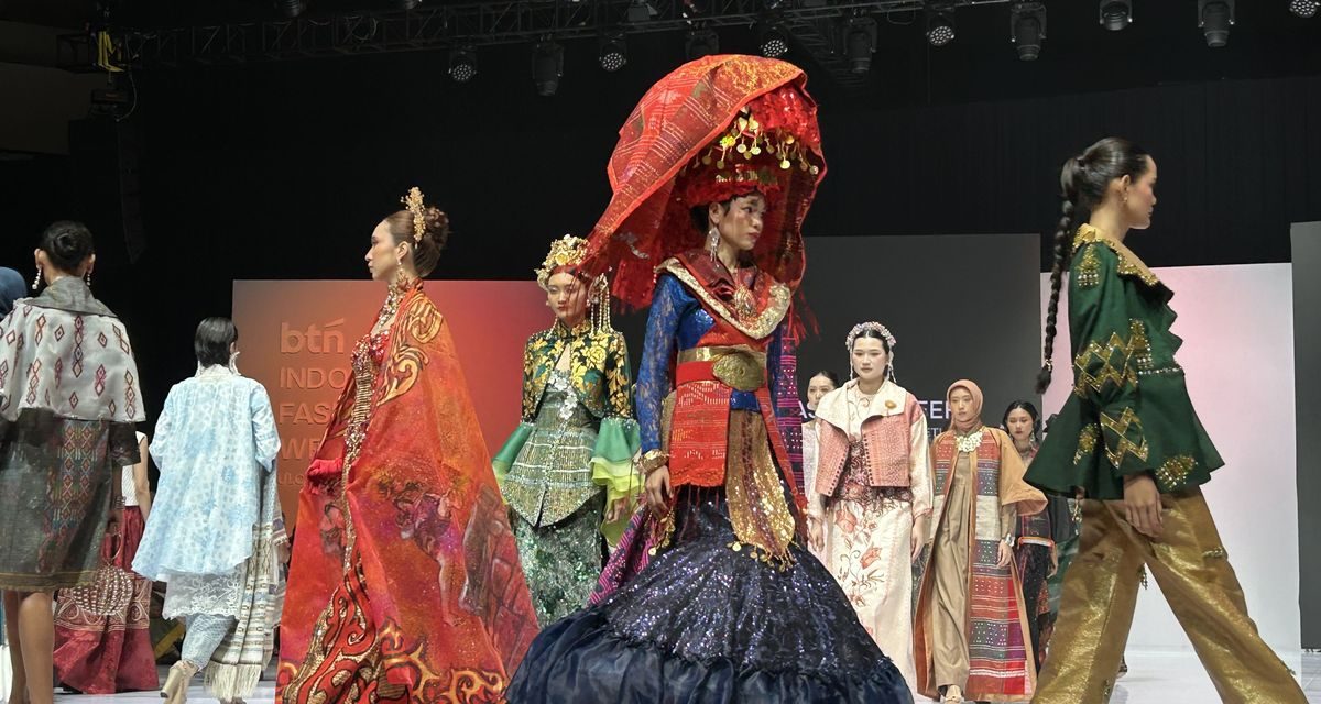 Ulos Simetria Bersinar di BTN Indonesia Fashion Week 2026