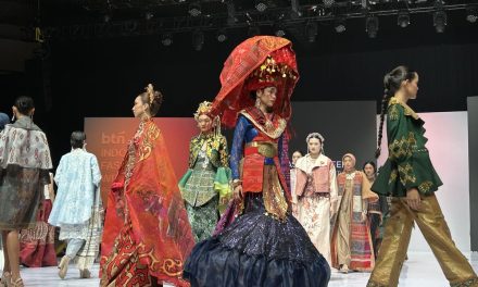 Ulos Simetria Bersinar di BTN Indonesia Fashion Week 2026