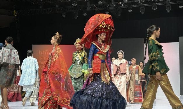 Ulos Simetria Bersinar di BTN Indonesia Fashion Week 2026