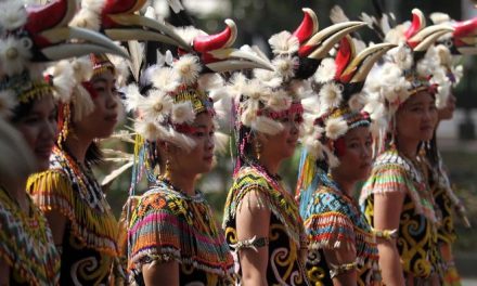 Suku Dayak Iban Kalimantan Barat Menjaga Tradisi Leluhur dan Kelestarian Hutan Adat