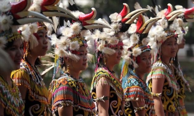 Suku Dayak Iban Kalimantan Barat Menjaga Tradisi Leluhur dan Kelestarian Hutan Adat