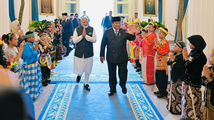 Presiden Prabowo Subianto berjabat tangan dengan Perdana Menteri India Narendra Modi saat pertemuan kenegaraan di Istana Negara Jakarta.