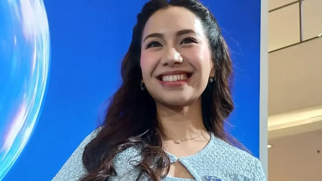 Perempuan mengenakan clean makeup bernuansa natural dengan lipstik merah saat merayakan Hari Kemerdekaan Indonesia 17 Agustus.