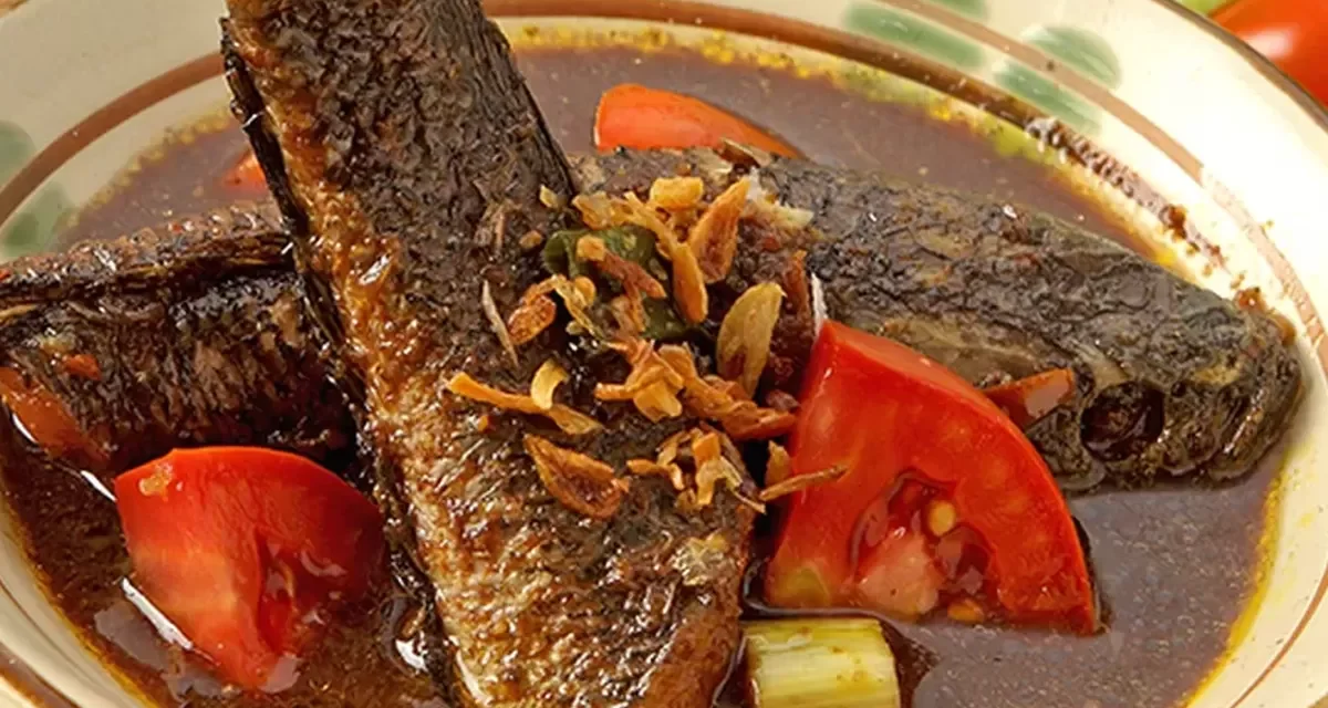 Cara Membuat Gabus Pucung Khas Betawi dengan Kuah Hitam Kaya Rempah