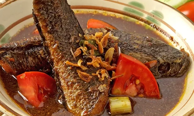 Cara Membuat Gabus Pucung Khas Betawi dengan Kuah Hitam Kaya Rempah
