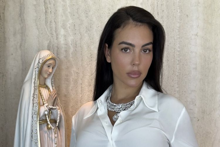 Georgina Rodríguez Menikah dengan Ronaldo, Tampil Sederhana Pakai Berlian Rp891 Miliar
