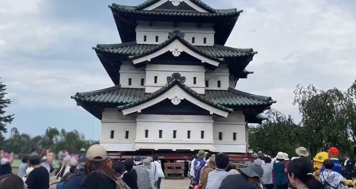 Ribuan Orang Tarik Kastil Hirosaki Seberat 360 Ton dengan Teknik Kuno Jepang