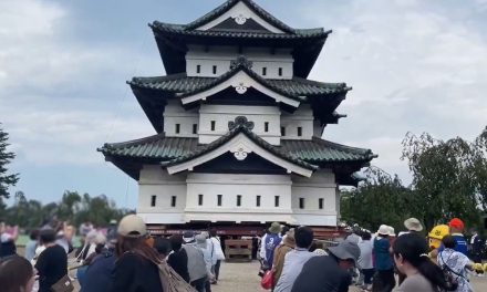 Ribuan Orang Tarik Kastil Hirosaki Seberat 360 Ton dengan Teknik Kuno Jepang