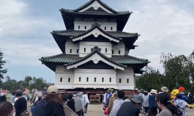 Ribuan Orang Tarik Kastil Hirosaki Seberat 360 Ton dengan Teknik Kuno Jepang
