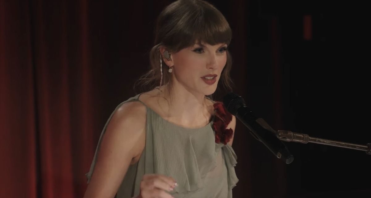 Taylor Swift Tampil Elegan dengan Gaun Hijau, Anting Berlian Rp 618 Juta Jadi Sorotan
