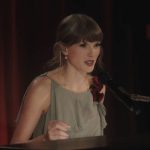 Taylor Swift Tampil Elegan dengan Gaun Hijau, Anting Berlian Rp 618 Juta Jadi Sorotan