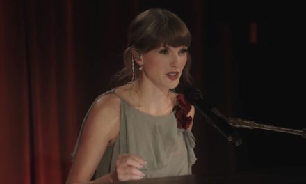 Taylor Swift Tampil Elegan dengan Gaun Hijau, Anting Berlian Rp 618 Juta Jadi Sorotan