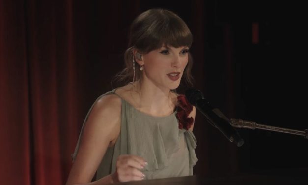 Taylor Swift Tampil Elegan dengan Gaun Hijau, Anting Berlian Rp 618 Juta Jadi Sorotan