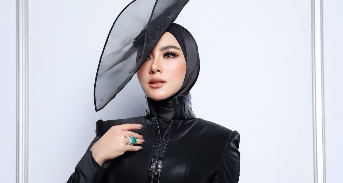 Comeback Syahrini di Panggung, Gaun Hitam hingga Cincin Rp116,1 Miliar Curi Perhatian
