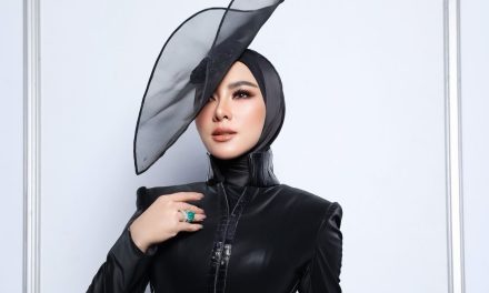 Comeback Syahrini di Panggung, Gaun Hitam hingga Cincin Rp116,1 Miliar Curi Perhatian