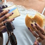 Girl Grip Viral di Media Sosial, Kebiasaan Perempuan Bawa Banyak Barang dengan Satu Tangan
